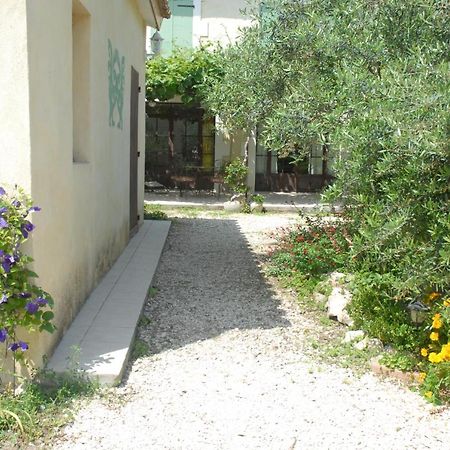 Gite Du Mas Des Oliviers Mézoargues Exterior foto