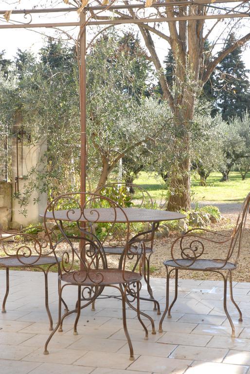 Gite Du Mas Des Oliviers Mézoargues Exterior foto